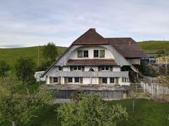 Das Bauernhaus am Lindenrain mit geschwungenem Giebel